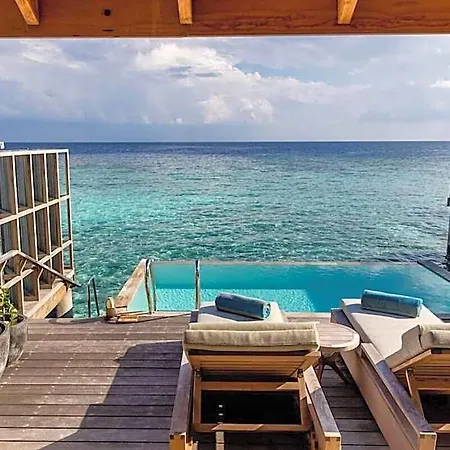 Over Water With Private Pool 엠디나